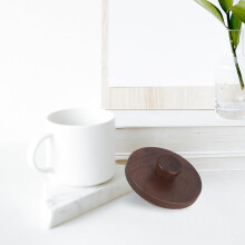 Couvercle de tasse en bois pour bureau, rond, en noyer et acier inoxydable.
