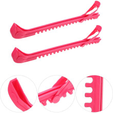 Een paar roze beschermhoezen voor ijsschaatsbladen, geschikt voor hockey- en kunstschaatsen.