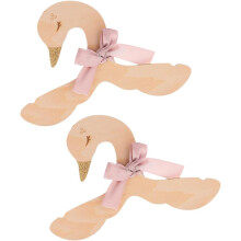 Lot de 2 cintres à nœud papillon en bois faits main pour vêtements de magasin.