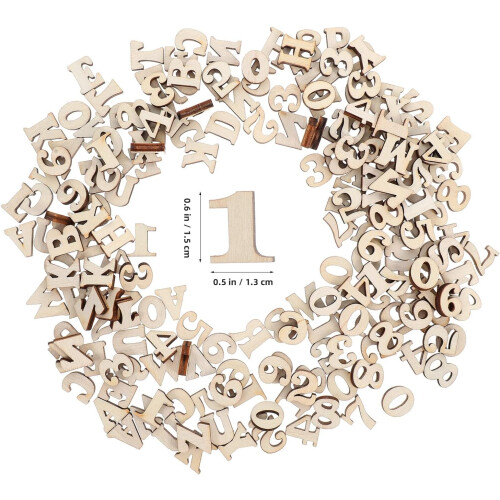 Ensemble de 200 lettres et chiffres en bois brut. 1