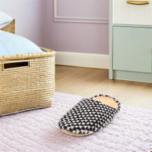 2 pares de pantuflas de hotel para parejas por paquete. Uso en interiores. Material suave y antideslizante.