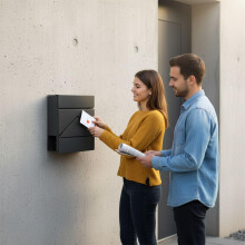 Metalen brievenbus voor aan de muur met krantenhouder