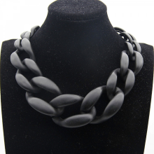 (nero) Collana girocollo spessa in resina vintage Lackingone acrilica con ciondoli