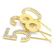 Kagetopper med ZIRCONS GOLDEN nummer "3"