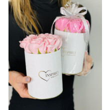 Blomsterkasse Inspiruj - Hvid kasse med sæberoser - nr. 18 Creme