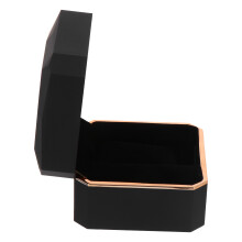 1Elegante LED Horlogebox Met Zachte Binnenkant En Goudaccent