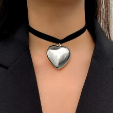 (Silver choker) Goth Black Velvet Big Heart Pendant Choker Necklace For Women Elegant Weave Knotted Bowknot Adjustable Chain New Year Jewelry