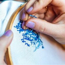 Kit de broderie facile à utiliser, idéal pour les enfants et les adultes, contenant des fils colorés et divers outils, parfait pour la création