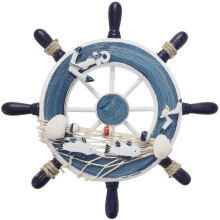 Mur de photos DIY style nautique, avec une roue de bateau en bois comme élément central, vous invitant à créer votre propre récit côtier grâce