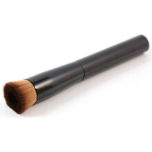 Vielseitiger Pinsel für flüssige und pudrige Foundation. Make-up-Pinsel, Kabuki-Pinsel, gutes Make-up-Werkzeug