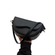 Bolsa pequena texturizada feminina estilo retrô, modelo carteiro, moderna, para usar no ombro ou no braço. Bolsa quadrada pequena.