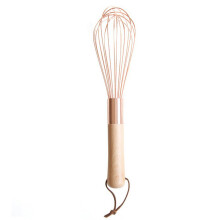 Kitchen Companion, miljøvennlig manuell eggvisp, roségullfinish, trehåndtak i rustfritt stål for allsidig matlaging og baking