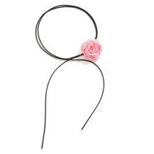 Choker halskæde, dekorativ blomst, rose på rem, elegant, pudret N760R