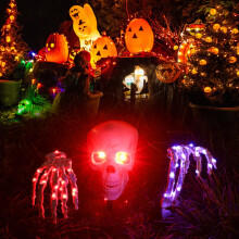 Glow-in-the-Dark Halloween Skeleton Set with Sound & Bloodstains – 2 Luminous Hands + 1 Luminous Head, Compatible with Standard Displays