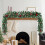Guirlanda de Natal artificial pré-instalada, com 1,80 m de comprimento e decoração com pinhas. 6