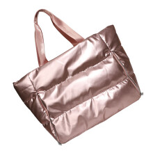 Bolso de mano ligero de plumón, tejido resistente al agua, diseño expandible, amplio compartimento principal, cierre de cremallera y botón,