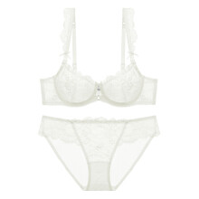 Elegant lingeriesetje van Sheer Elegance, bestaande uit een kanten bh en slipje met een halfdoorzichtige string en een luxe, doorschijnende kanten bh