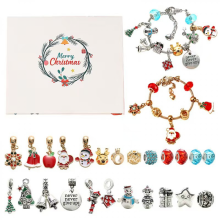 Coffret cadeau de Noël pour enfants : loisirs créatifs en perles | Boîte surprise de Noël 2025 avec bracelets et décorations