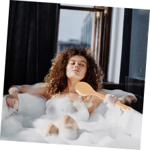 Ergonomische badborstel met lange steel voor onder de douche, lichaamsscrubborstel met comfortabele borstelharen, exfoliërende rugborstel.