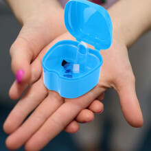 Set di 2 spazzolini per protesi dentarie e custodia per spazzolino da denti in materiale PP impermeabile con setole in nylon