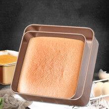 Moule à gâteau carré en acier inoxydable doré, résistant à la chaleur, robuste et délicat.