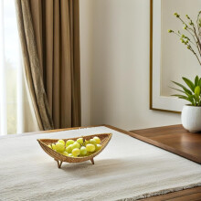 Panier à fruits tressé en forme de bateau, multifonctionnel et résistant, au design rustique et naturel.