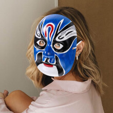 Decoratief feestmasker van plastic, uniek ontworpen blauw gipsen papierpulp, met ophanglus.