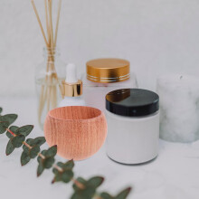 Petit support en bois pour diffuseur d'huiles essentielles d'aromathérapie, à poser sur un bureau.