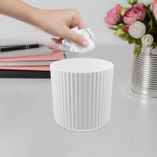 Petite poubelle compacte ronde blanche en plastique, idéale pour un bureau ou une chambre.