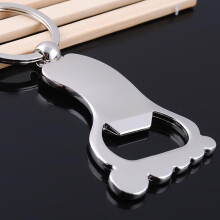Lot de 10 ouvre-bouteilles porte-clés en forme de pied, en métal, portables et résistants à l'usure, se glissent facilement dans une poche.