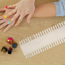 Nagellak oefenbord met 60 kleuren, 2 enkelzijdige nageltips, palet en nagellakdisplay.