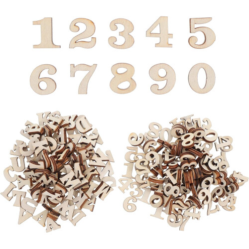 Ensemble de 200 lettres et chiffres en bois brut.