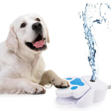 (Matches the image) Outdoor pet water fountain paw press activated splashing water toy foot pedal drinking fountain for dogs and cats summer use