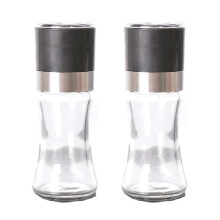 Elegant salt and pepper shakers made of clear glass, compact, ideal for the kitchen and dining room.