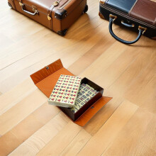 Mini set portatile di Mahjong per viaggi e feste, con tessere solide incise e dadi, scatola portaoggetti leggera inclusa.