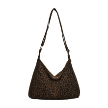 Trendy schoudertas met oversized luipaardprint Praktische