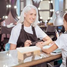 Handkussen/armsteun voor nagelstylisten, geschikt voor manicure en nagelstudio's. Gemaakt van kunstleer voor comfortabele ondersteuning.