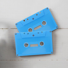 2 leere Audiokassetten, Kassettenbox im Retro-Design, robustes Kunststoffmaterial, unbespieltes Band