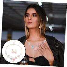Snoepkleurige sieraden voor vrouwen: lichtgewicht ketting en oorbellen, levendige modeaccessoires.