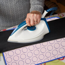 Draagbare reisstrijkmat met zes verdikte lagen en antislip onderkant.