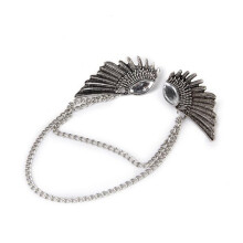 1Shirt Hals Broche Met Ketting Feestelijke Look
