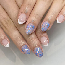 Eleganter weißer Nagel zum Aufdrücken, blauer, floraler,