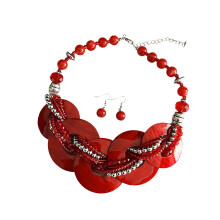 Veelzijdige collectie schelpsieraden, overgang van dag naar-Rood