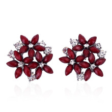Pendientes de botón de mujer con tres flores de circonita y diamantes de imitación, color del metal: rojo. Regalo sorpresa.