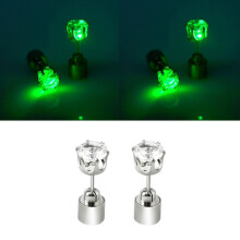 Un paio di orecchini a perno con diamanti a LED (verdi) - Regalo a sorpresa