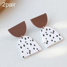 Boucles d'oreilles en acrylique texturé (moucheté noir et blanc), vendues par paire. Cadeau surprise.