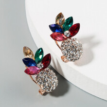 Een paar oorbellen van legering in de vorm van een ananas, ingelegd met gekleurde strass-steentjes. Verrassingscadeau.