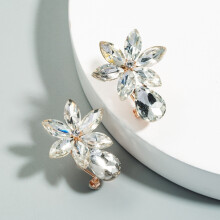 Une paire de boucles d'oreilles clips en diamant coloré, boucles d'oreilles uniques et simples en forme de fleur de glace, boucles d'oreilles douces