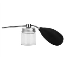 Haarspray met pompje voor het aanbrengen van haarpoeder en een vollere look.