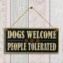 Hunde willkommen, Menschen toleriert – Holzschild, dekorative Bauernhof-Plakette, Hängeschild, 10 x 20 cm